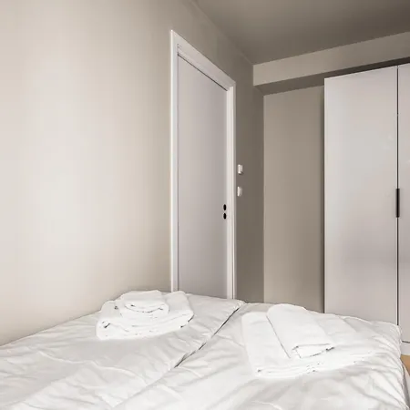 דירה Prime Location - 2 Bedroom Apartment! ברגן